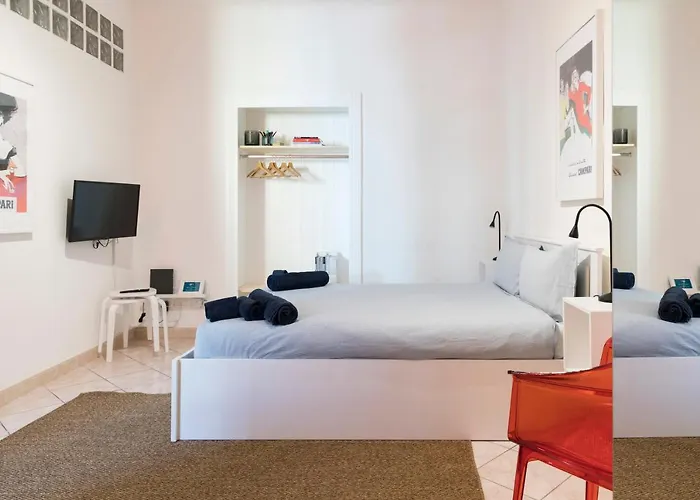 Xenia Apartments - Stylish Colorful Apt- Upbeat & Well-Connected Area